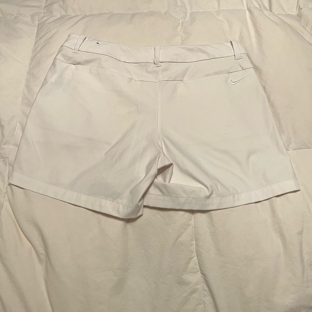 Nike dry fit women’s golf shorts - Picture 3 of 3